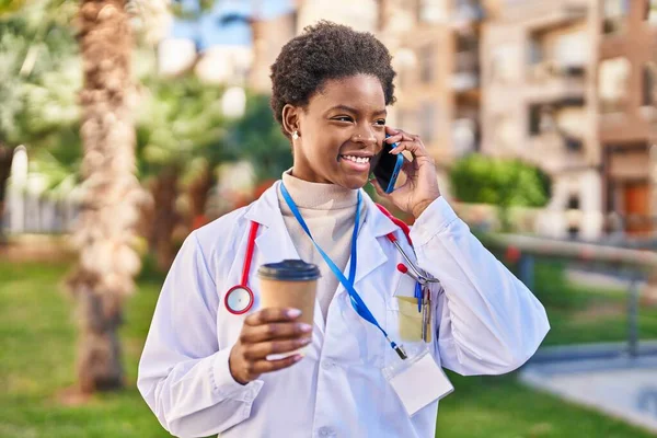Afričanky Americká Žena Nosí Lékařskou Uniformu Mluvit Smartphone Pití Kávy — Stock fotografie