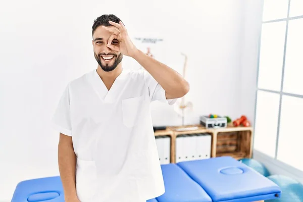 Junger Gutaussehender Mann Mit Bart Der Einer Schmerzklinik Arbeitet Und — Stockfoto