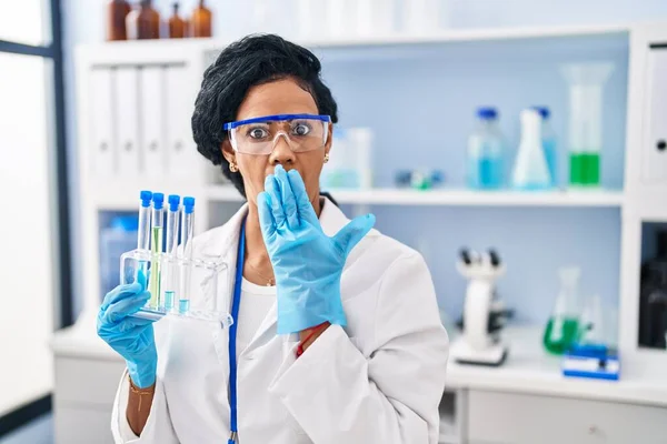 Mujer Hispana Mediana Edad Que Trabaja Laboratorio Científico Cubriendo Boca —  Fotos de Stock