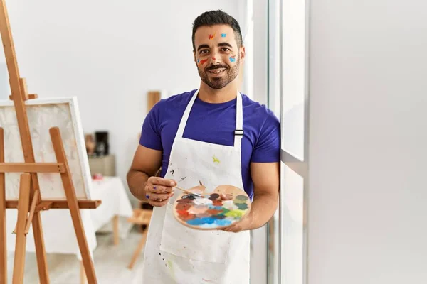 Jeune Homme Hispanique Souriant Confiant Mélanger Couleur Sur Palette Studio — Photo