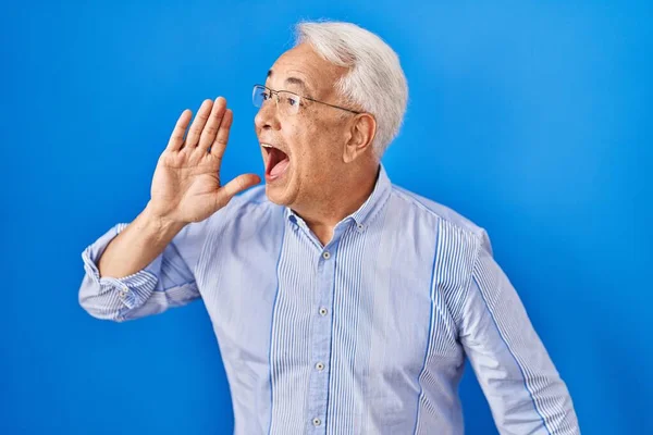 Старший Латиноамериканець Окулярах Кричить Голосно Кричить Щоб Мати Руки Пащі — стокове фото