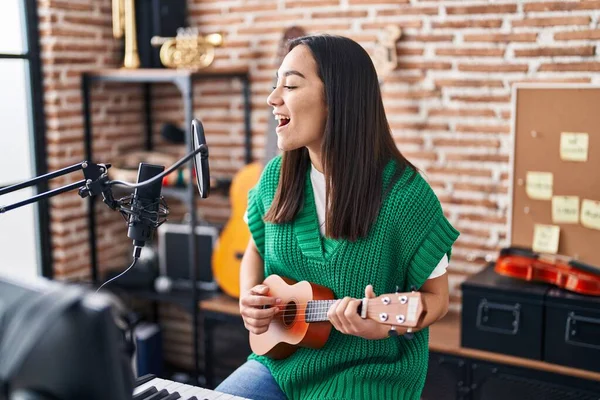 Junge Hispanische Musikerin Singt Lied Auf Ukulele Musikstudio — Stockfoto