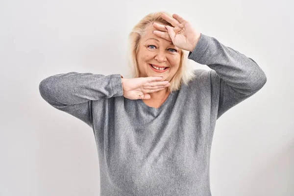 Mujer Caucásica Mediana Edad Pie Sobre Fondo Blanco Sonriendo Alegre — Foto de Stock