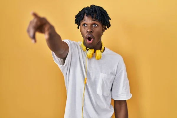 Young African Man Dreadlocks Standing Yellow Background Pointing Finger Surprised — Stock Photo, Image