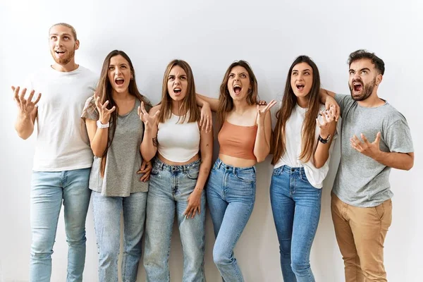 Grupo Jóvenes Amigos Pie Juntos Sobre Fondo Aislado Loco Loco — Foto de Stock