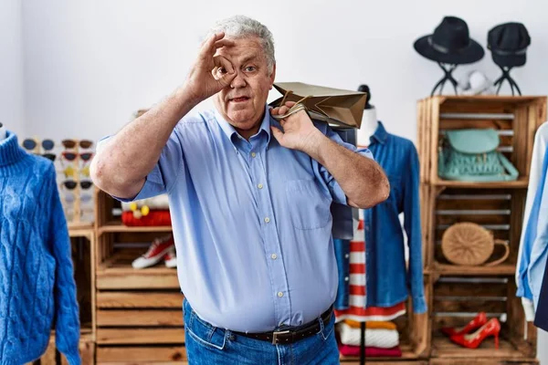 Senior Man Met Grijs Haar Houden Boodschappentassen Winkel Glimlachend Gelukkig — Stockfoto