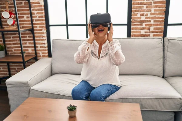 Mulher Meia Idade Jogando Videogame Usando Óculos Realidade Virtual Casa — Fotografia de Stock