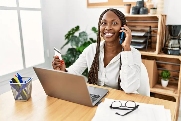 Young African American Businesswoman Talking Smartphone Using Credit Card Office — Stock Photo, Image