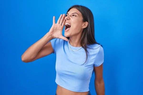 Brunette Young Woman Standing Blue Background Shouting Screaming Loud Side — Stock Photo, Image