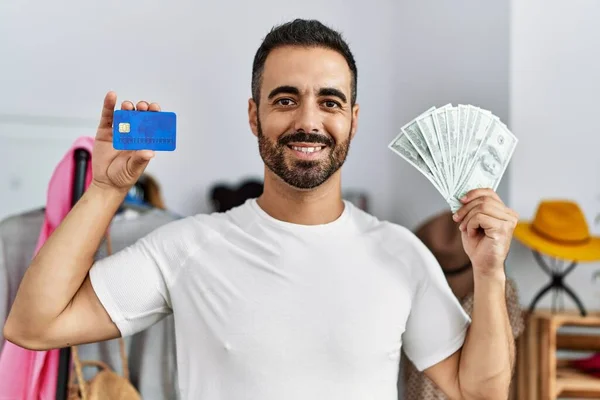 Ung Latinamerikansk Man Kund Med Kreditkort Och Dollar Shopping Klädaffär — Stockfoto