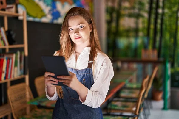 Young Caucasian Woman Waitress Smiling Confident Using Touchpad Restaurant — ストック写真