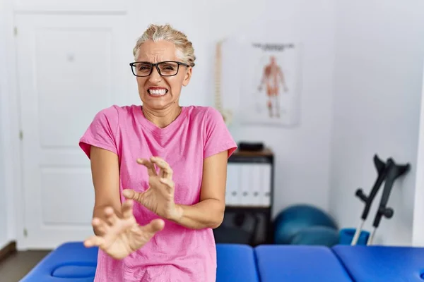 Medelålders Blond Kvinna Smärta Återhämtning Klinik Äcklade Uttryck Missnöjd Och — Stockfoto
