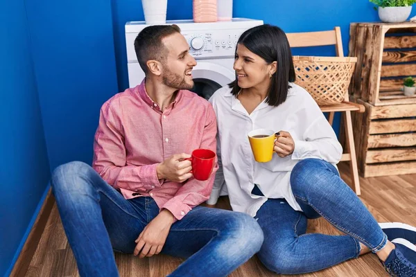 Man Woman Couple Drinking Coffee Waiting Washing Machine Laundry Room — Stock fotografie