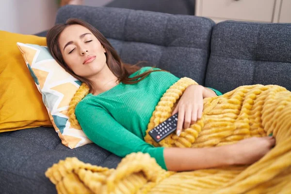 Jeune Belle Femme Hispanique Tenant Télécommande Couché Sur Canapé Dormir — Photo