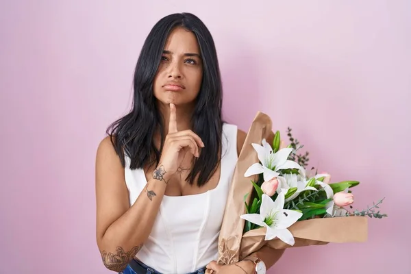 Brunette Woman Holding Bouquet White Flowers Thinking Concentrated Doubt Finger — Stok fotoğraf