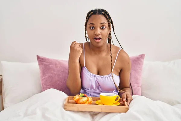 African American Woman Braids Holding Tray Breakfast Food Bed Screaming — Stockfoto