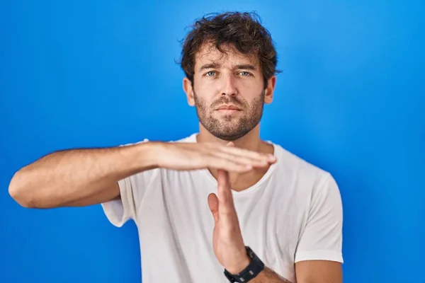 Іспанський Молодий Чоловік Стоїть Над Синім Фоном Робить Жест Руками — стокове фото