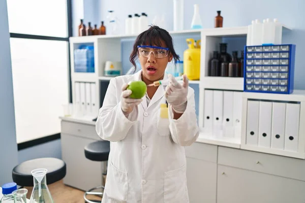 Donna Ispanica Che Lavora Presso Laboratorio Scientifico Con Mela Faccia — Foto Stock