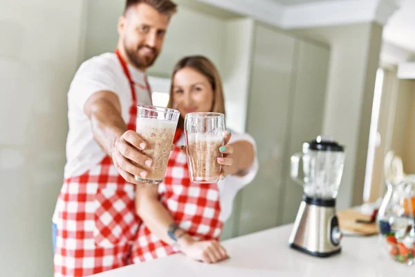 Jong Paar Glimlachen Zelfverzekerd Holding Glas Smoothie Keuken — Stockfoto