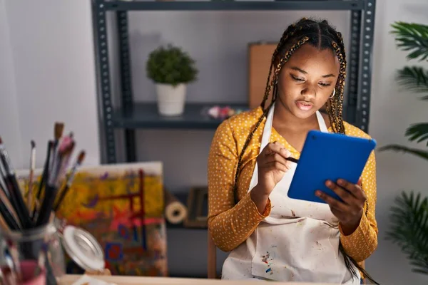 African American Woman Artist Drawing Touchpad Art Studio — Foto Stock