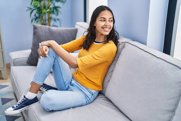 Junge Afroamerikanerin Lächelt Selbstbewusst Und Sitzt Hause Auf Dem Sofa — Stockfoto