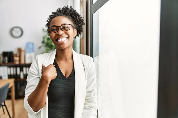 Африканська Бізнес Жінка Працює Офісі Вказуючи Пальцем Одного Себе Посміхаючись — стокове фото
