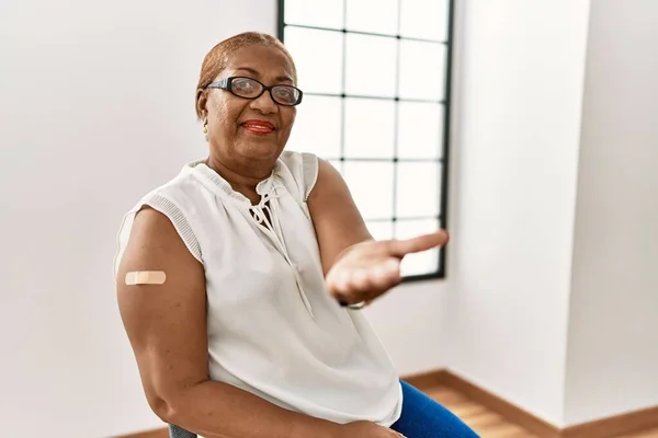 Starší Hispánská Žena Dostat Vakcínu Ukazující Rameno Náplastí Úsměvem Veselá — Stock fotografie