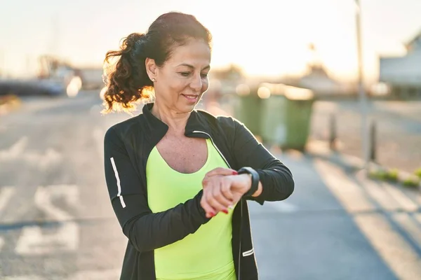 Middle Age Hispanic Woman Working Out Smart Watch Outdoors — Foto de Stock