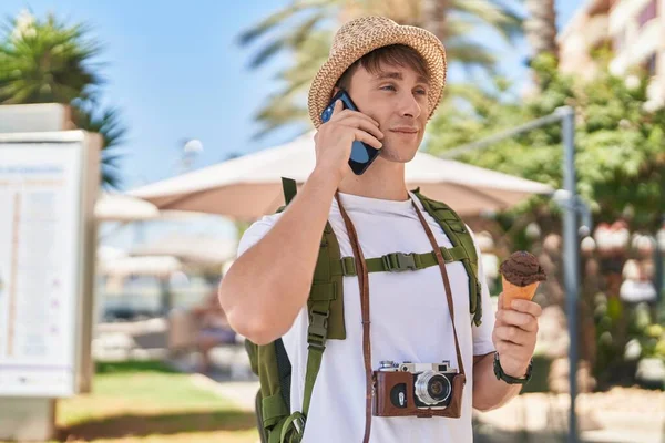 Young Caucasian Man Tourist Talking Smartphone Eating Ice Cream Coffee — Stock Photo, Image