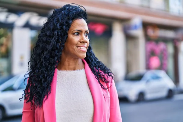 Mujer Afroamericana Ejecutiva Sonriendo Confiada Pie Calle —  Fotos de Stock