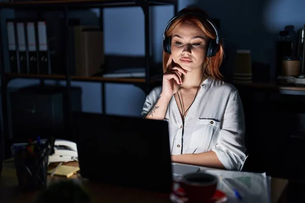 Mujer Caucásica Joven Que Trabaja Oficina Por Noche Con Mano —  Fotos de Stock