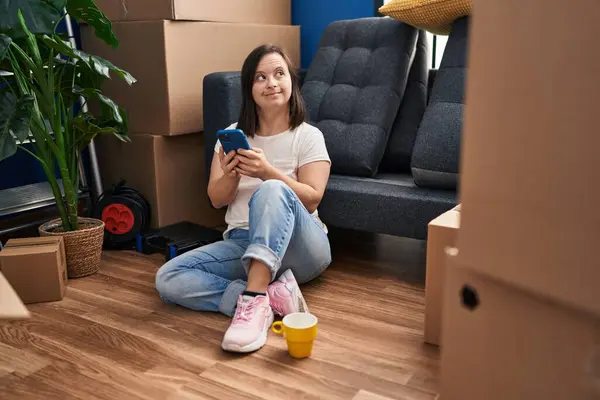 Mulher Síndrome Usando Smartphone Beber Café Nova Casa — Fotografia de Stock