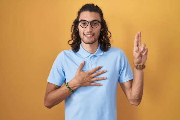 Jeune Homme Hispanique Debout Sur Fond Jaune Souriant Jurer Avec — Photo