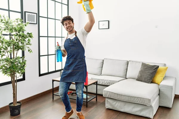 Jovem Hispânico Dançando Segurando Pulverizador Limpeza Pano Casa — Fotografia de Stock