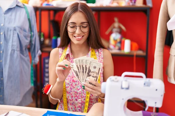 Młoda Piękna Latynoska Krawcowa Uśmiechnięta Pewna Siebie Licząc Dolary Atelier — Zdjęcie stockowe