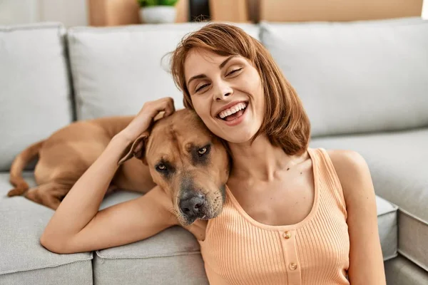 Joven Mujer Caucásica Abrazando Perro Sentado Suelo Casa — Foto de Stock