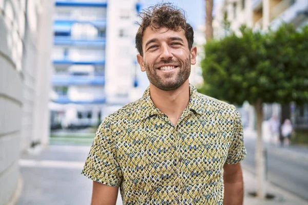 Jovem Hispânico Sorrindo Confiante Andando Rua — Fotografia de Stock