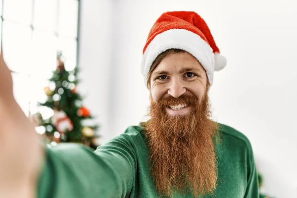 Young Redhead Man Make Selfie Camera Standing Christmas Tree Home — Φωτογραφία Αρχείου