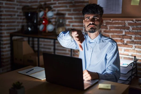 Mladý Hispánec Plnovousem Který Noci Pracuje Kanceláři Vypadá Nešťastně Rozzlobeně — Stock fotografie