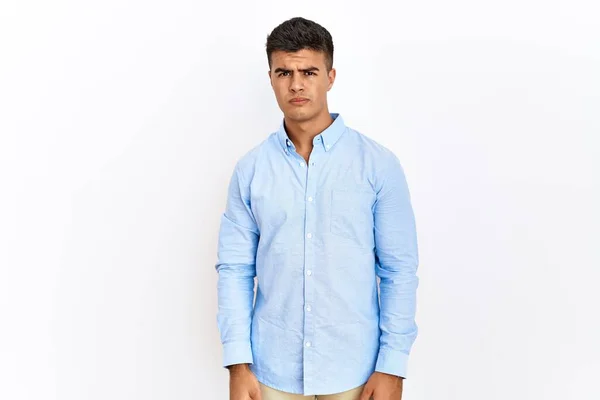 Tecrit Edilmiş Arka Plan Üzerinde Duran Spanyol Gömlekli Genç Adam — Stok fotoğraf