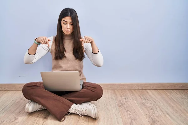 Mujer Morena Joven Trabajando Usando Computadora Portátil Sentada Suelo Apuntando —  Fotos de Stock