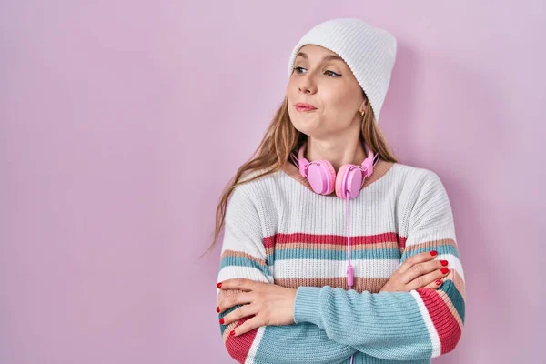 Jovem Loira Sobre Fundo Rosa Sorrindo Olhando Para Lado Olhando — Fotografia de Stock