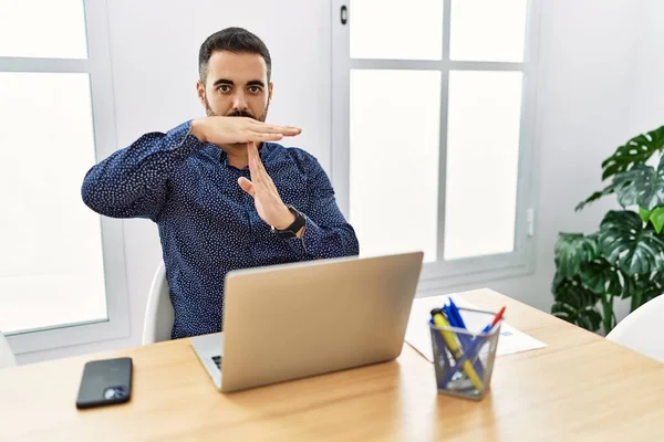 Joven Hispano Con Barba Trabajando Oficina Con Laptop Haciendo Gesto — Foto de Stock