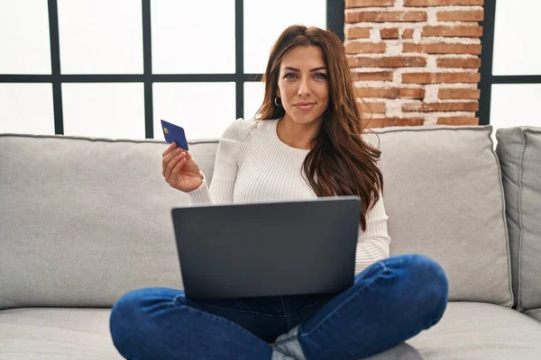Ung Latinamerikansk Kvinna Använder Laptop Och Kreditkort Sitter Soffan Hemma — Stockfoto