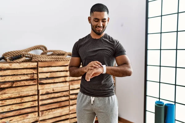 Jonge Arabier Man Glimlacht Vol Vertrouwen Met Behulp Van Stopwatch — Stockfoto