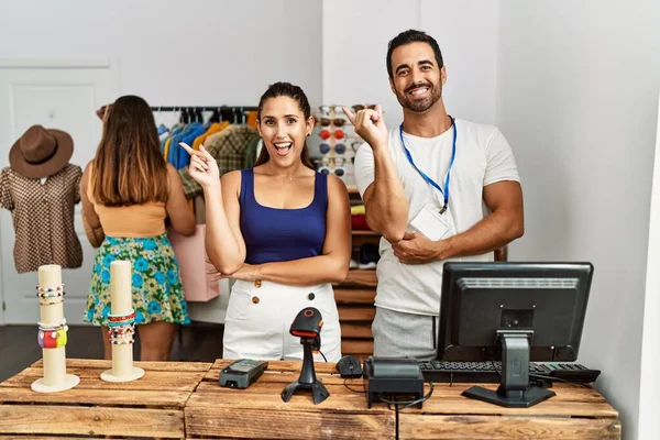 Grupo Jóvenes Hispanos Trabajando Como Gerente Boutique Minorista Sonriendo Felices —  Fotos de Stock