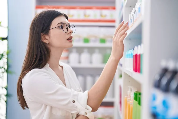 Jovem Caucasiano Mulher Cliente Olhando Prateleira Farmácia — Fotografia de Stock