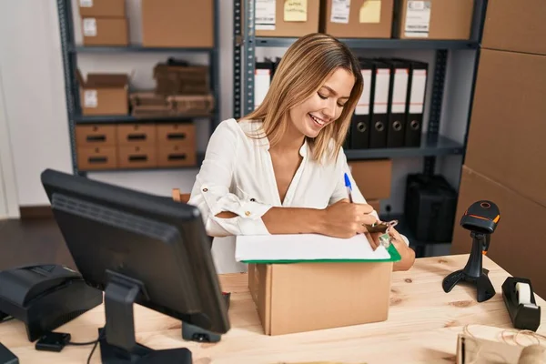 Young Hispanic Woman Ecommerce Business Worker Writing Document Office — 图库照片