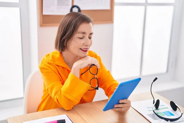 Middle Age Woman Business Worker Smiling Confident Using Touchpad Office — Stock Fotó