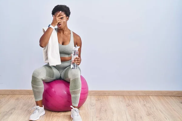 Afroamerikansk Kvinna Klädd Sportkläder Sittandes Pilates Boll Kikar Chock Täcker — Stockfoto